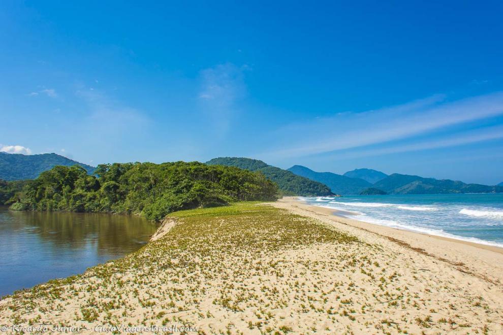 Imagem de um mar de um lado e piscina natural do outro na Praia do Puruba.